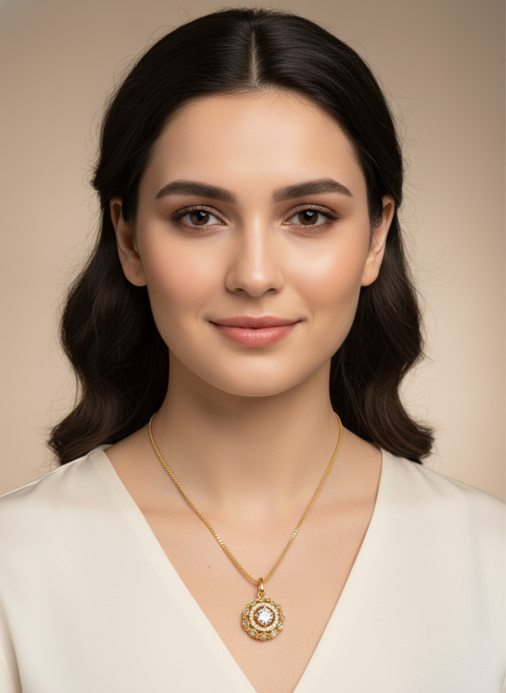 Ratmanee Eternal Light Necklace – Gold Round Pendant with Shimmering Crystal