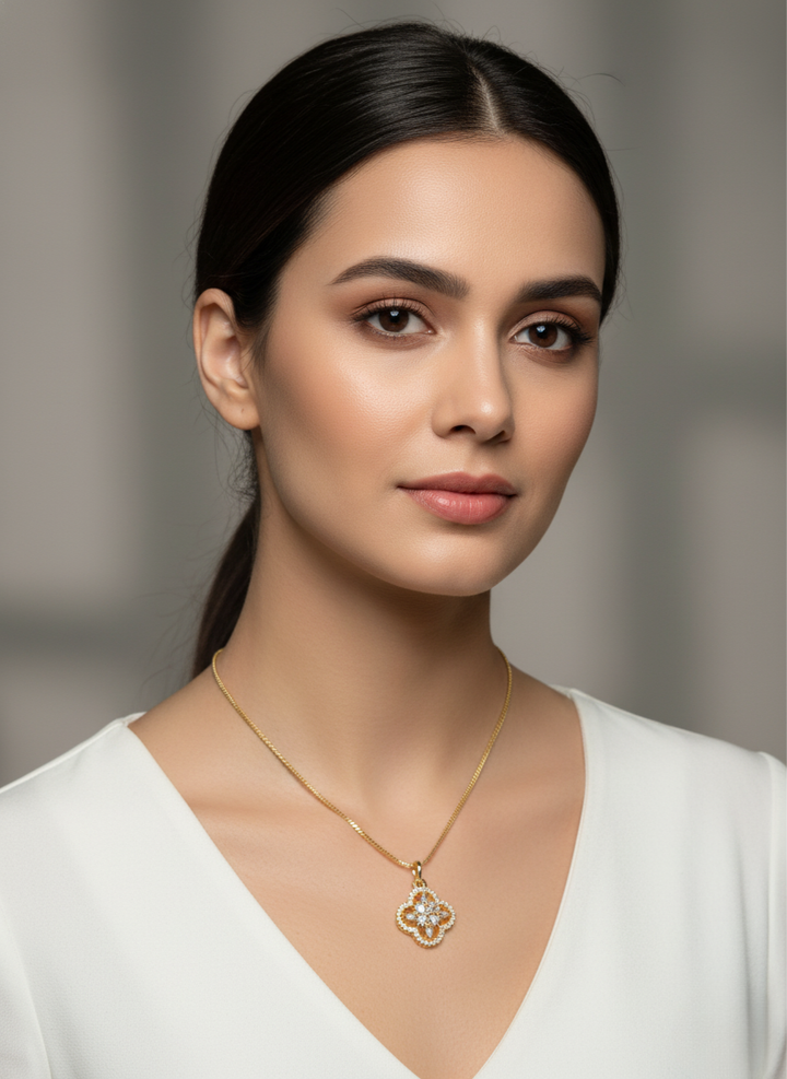 Ratmanee Golden Clover Pendant – Elegant Gold Necklace with Crystal Flower Center