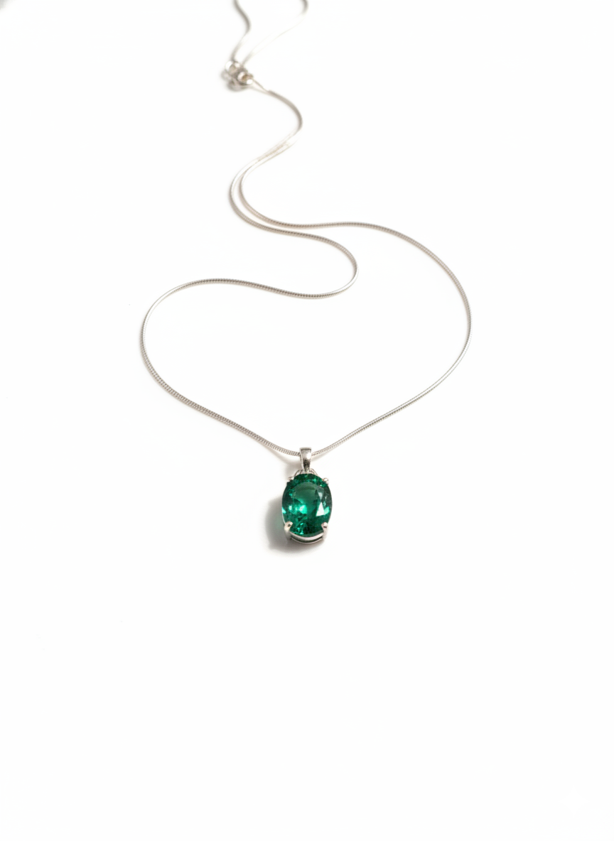Ratmanee Emerald Radiance Necklace – Sterling Silver Pendant with Deep Green Gemstone