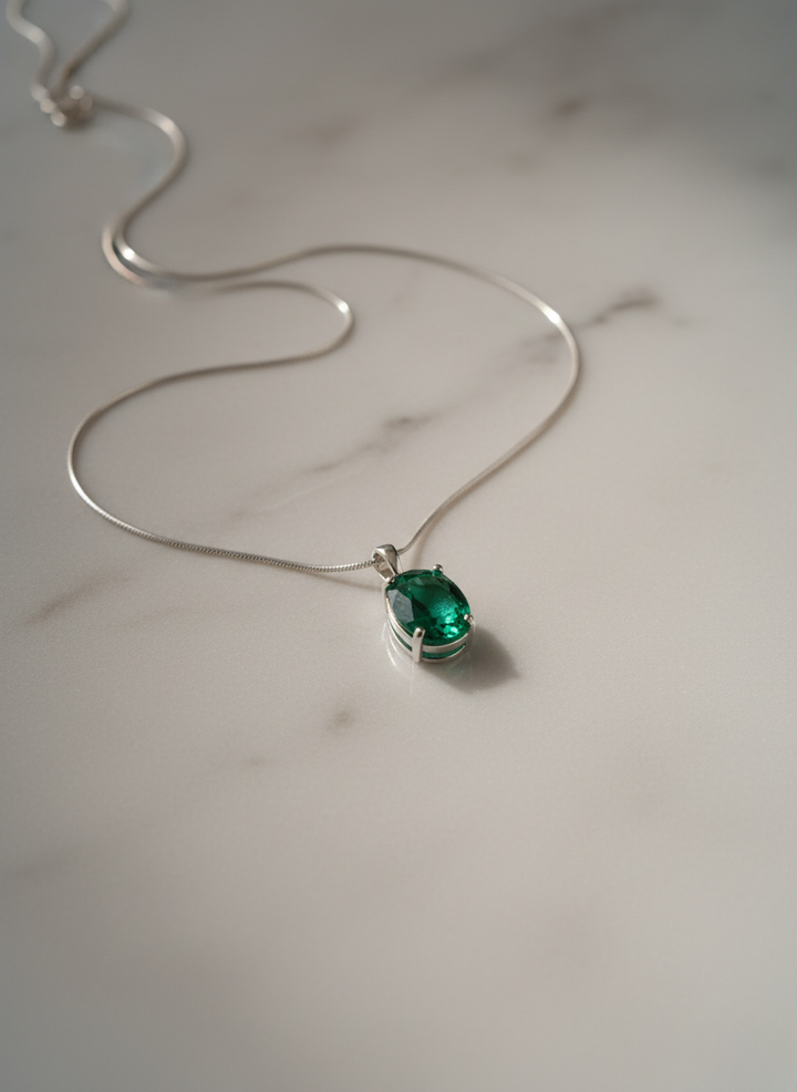 Ratmanee Emerald Radiance Necklace – Sterling Silver Pendant with Deep Green Gemstone