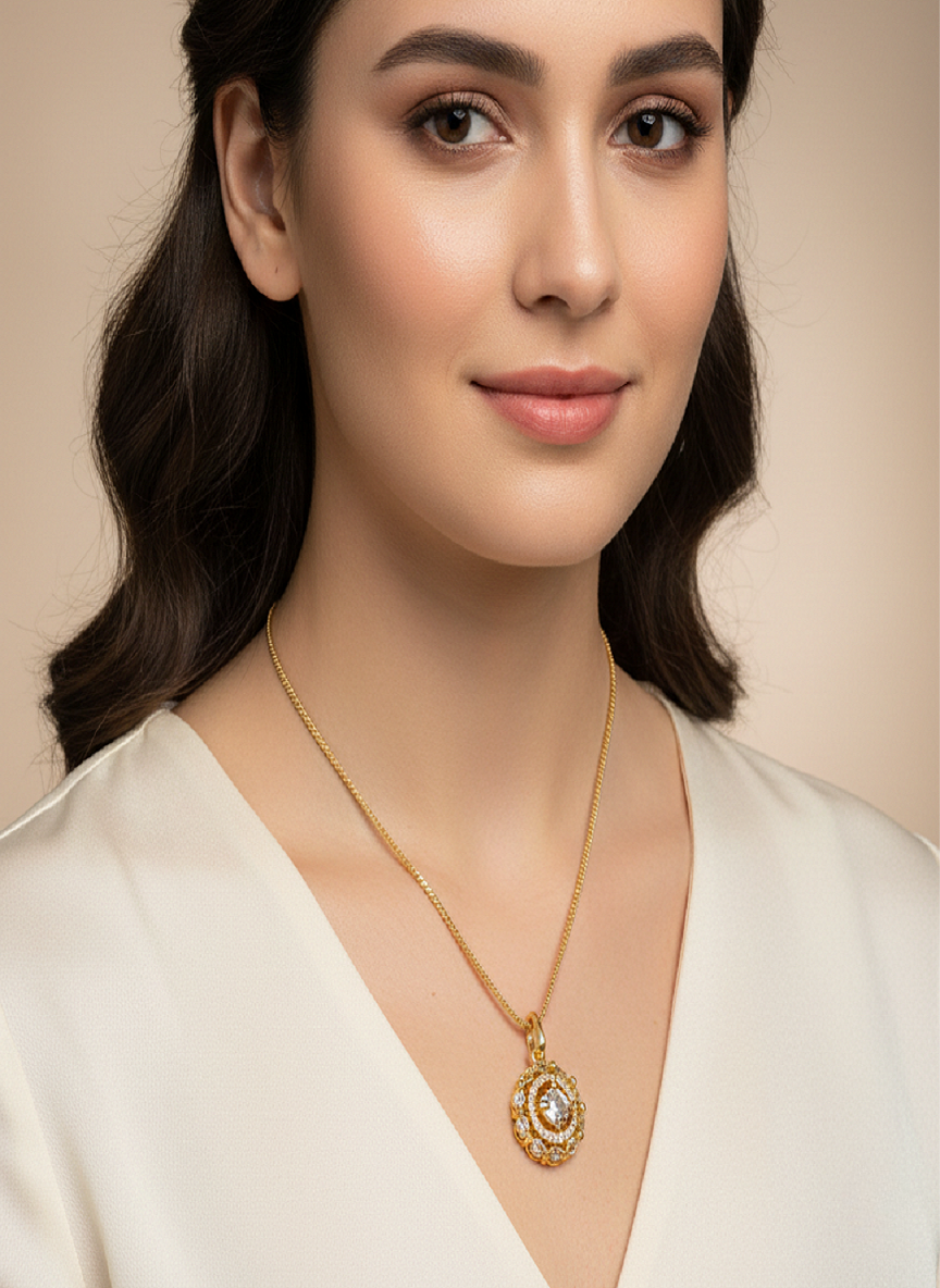 Ratmanee Eternal Light Necklace – Gold Round Pendant with Shimmering Crystal