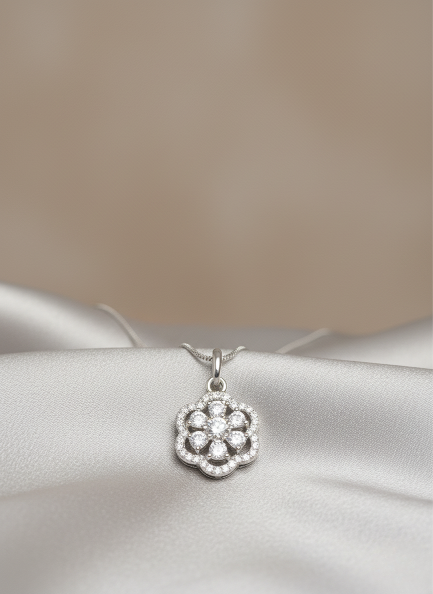 Ratmanee Crystal Flower Necklace – Simple Silver Pendant for Everyday Elegance